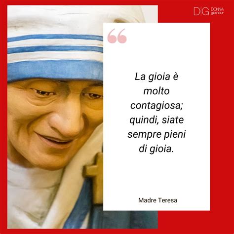 Infografica che elenca i pilastri dell'amore secondo Madre Teresa: sorriso, perdono, ottimismo e dedizione.
