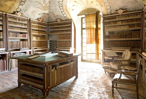Immagine di una biblioteca storica con volumi antichi