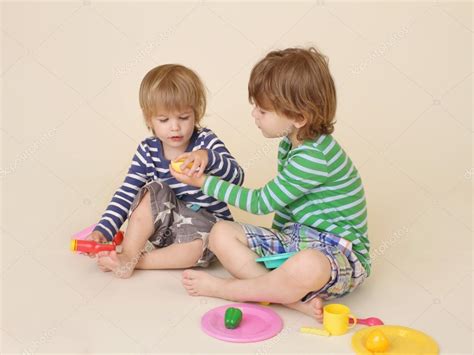 Bambini che condividono giocattoli o cibo