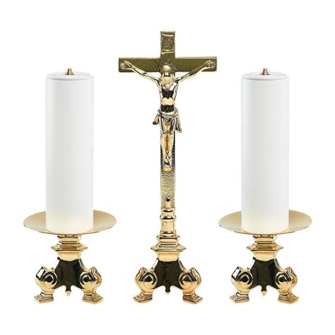 Altare moderno orientato verso il popolo, con croce e candelieri