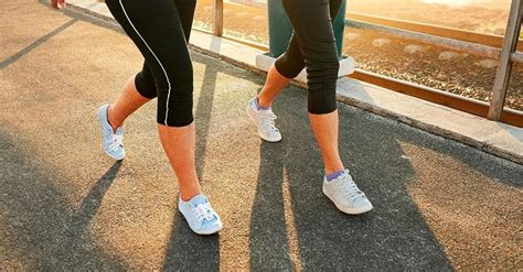 simbolo di piedi calzati pronti a camminare