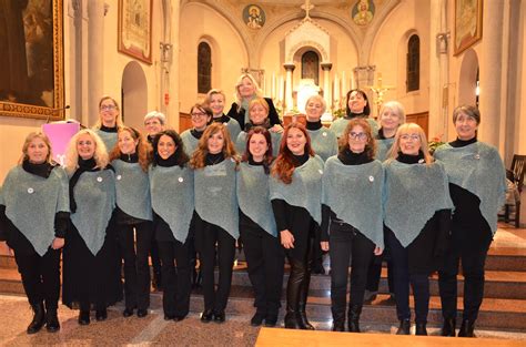 Foto di un'ensemble vocale femminile che si esibisce in una chiesa antica
