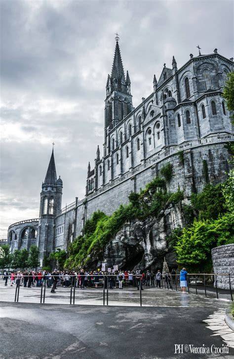 Santuario di Lourdes con fedeli durante una cerimonia