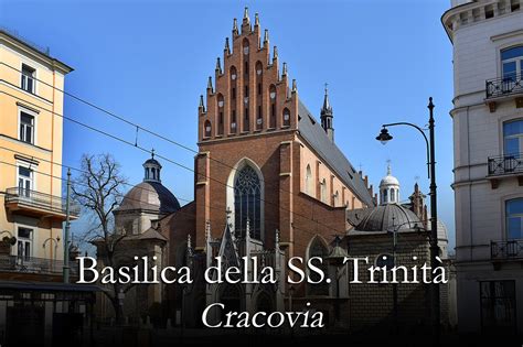 Interno della Basilica della Santissima Trinità con le sue moderne e spirituali architetture.