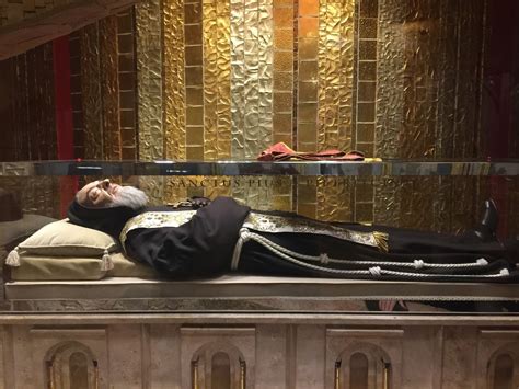 Foto di reliquie di Padre Pio esposte in un santuario