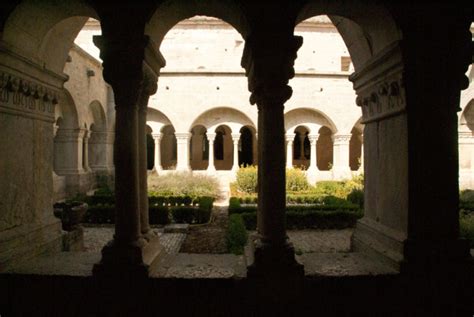 Interno del chiostro dell'abbazia di Sénanque