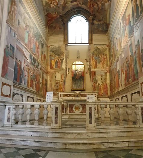 Interno della cappella della Casa Madonna delle Rose con affreschi e altare in marmo