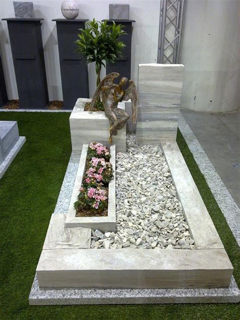 dettaglio di decorazioni su lapidi storiche