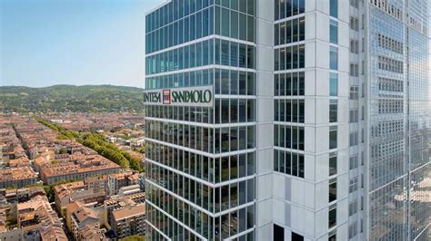 Infografica sulle performance finanziarie di Intesa Sanpaolo sotto Carlo Messina (ricavi, utili, payout ratio)