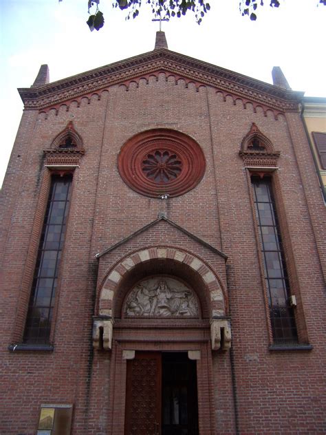 Foto della facciata esterna della Chiesa dell'Assunta a Legnago, evidenziando lo stile neogotico