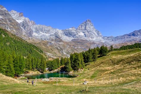 Panorama mozzafiato dalla cima di una montagna sulla valle sottostante