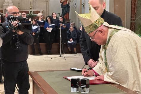 Foto del vescovo Vincenzo Orofino durante la firma dell'atto di riconoscimento del miracolo di Antonietta Raco