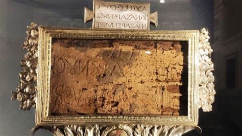 Dettaglio della crocifissione romana con sedile e titulus