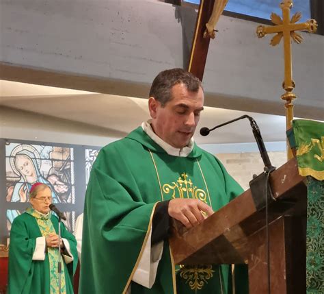 Cerimonia di insediamento del nuovo parroco Don Alessandro Rosin nella chiesa di Sant'Ilario a Malcontenta, con il patriarca Moraglia.