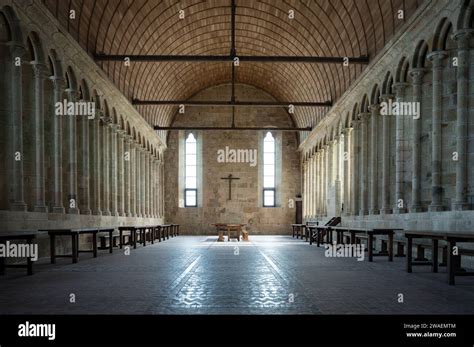 Interno dell'Abbazia di Mont Saint Michel, inclusa la Chiesa e il Chiostro