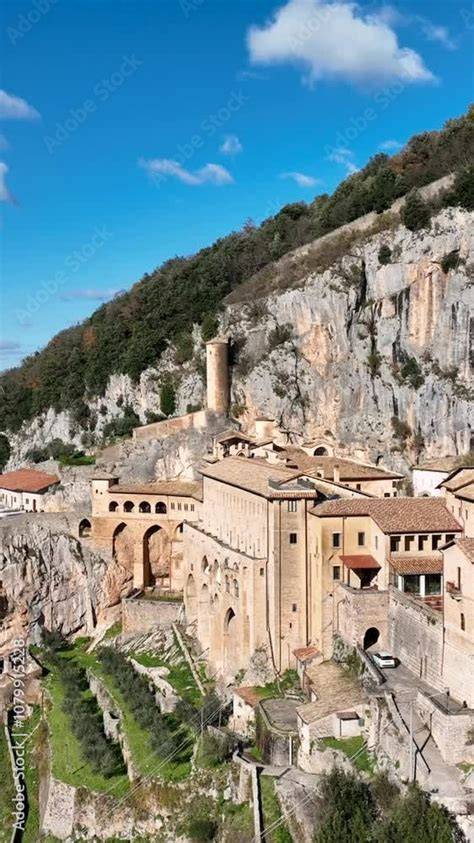 Veduta aerea del Santuario di San Romedio arroccato sulla roccia