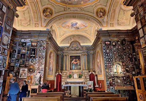 Interno del santuario con la ripida scalinata e gli ex voto appesi