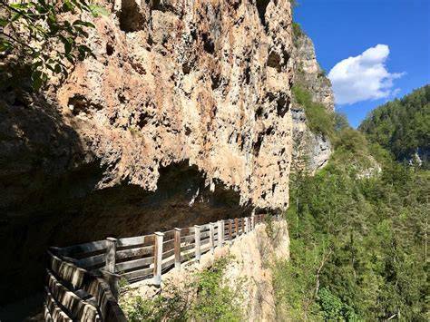 Sentiero scavato nella roccia che conduce al Santuario di San Romedio