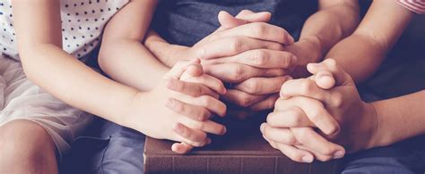 Famiglia in preghiera in un ambiente domestico sereno