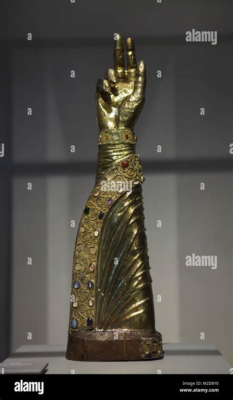 Foto dettagliata del reliquiario a braccio tardogotico con base polilobata, con evidenza degli elementi decorativi e della mano