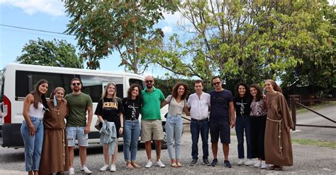 Foto di gruppo di giovani missionari e missionarie in un contesto urbano