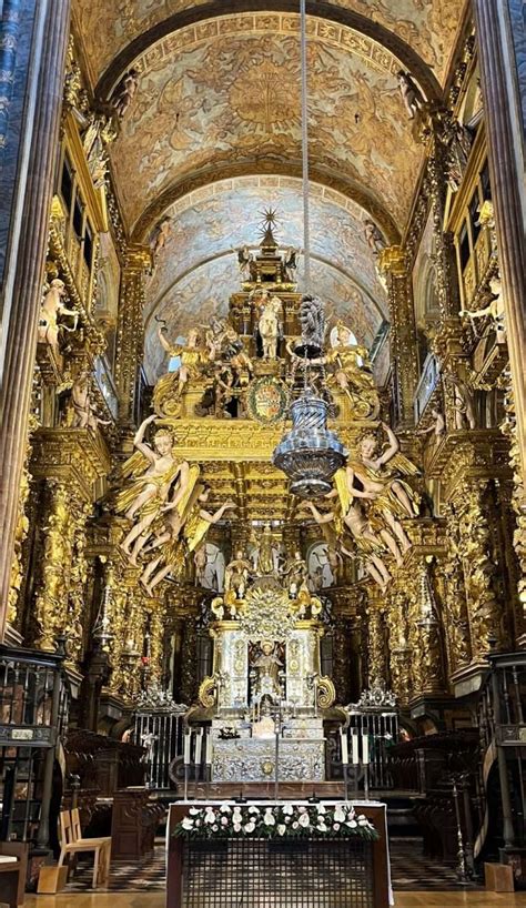 Interno della Cattedrale di Santiago con l'altare maggiore
