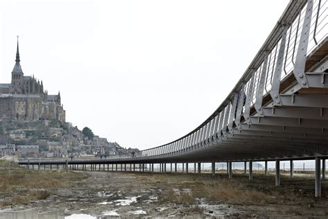 Foto aerea del nuovo ponte-passerella di accesso a Mont Saint-Michel