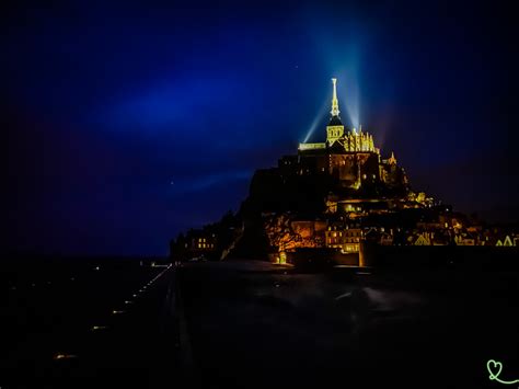 Scorcio suggestivo di un vicolo di Mont Saint-Michel di notte