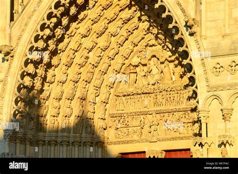 Dettaglio dei portali della facciata ovest della Cattedrale di Amiens