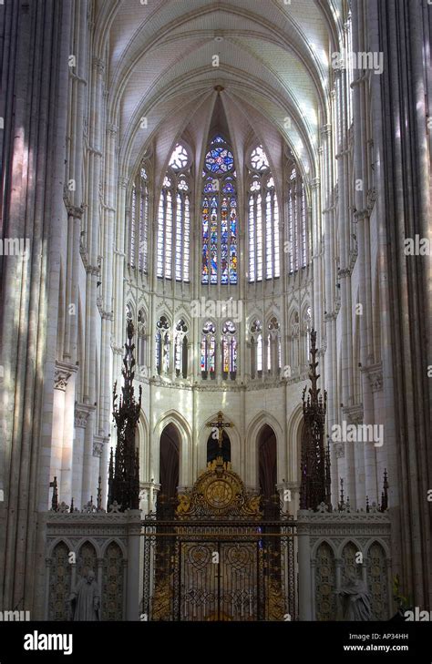 Interno del coro con gli stalli lignei scolpiti della Cattedrale di Amiens