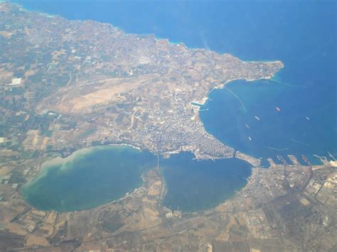 Veduta aerea di Taranto con i due mari e i ponti