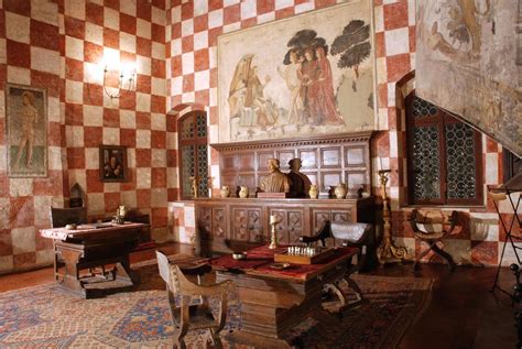 Interno di un castello medievale, con personaggi che spiano da una feritoia