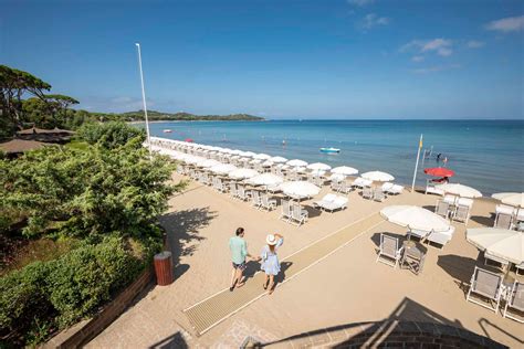 Veduta panoramica dello stabilimento balneare La Punta con ombrelloni e vista mare