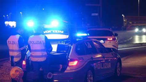 Pattuglia della polizia stradale ferma di notte in un contesto stradale