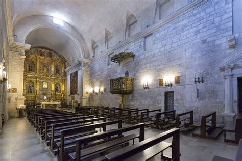Illustrazione della facciata del Santuario di San Pietro in Silki, Sassari, con un flusso di fedeli in entrata.