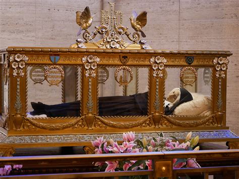 Reliquiario di Santa Bernadette Soubirous in processione