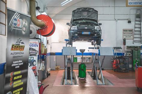 Foto di un'officina moderna con attrezzature per pneumatici