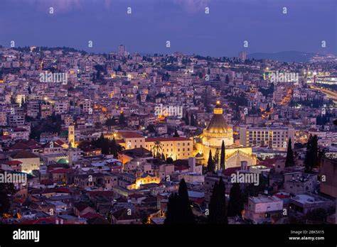 Veduta panoramica di Nazareth con la maestosa Basilica dell'Annunciazione al centro