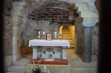 Interno della Grotta dell'Annunciazione con l'iscrizione 
