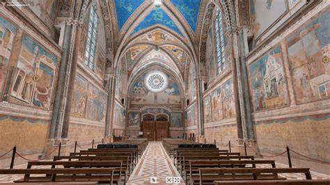Interno della Basilica Superiore con enfasi sulla cupola luminosa e le vetrate