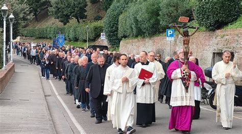 Processione religiosa del Santissimo Crocifisso per le strade di un paese pugliese
