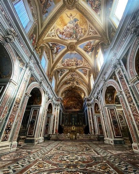 Interno del Santuario con l'altare maggiore e le cappelle laterali