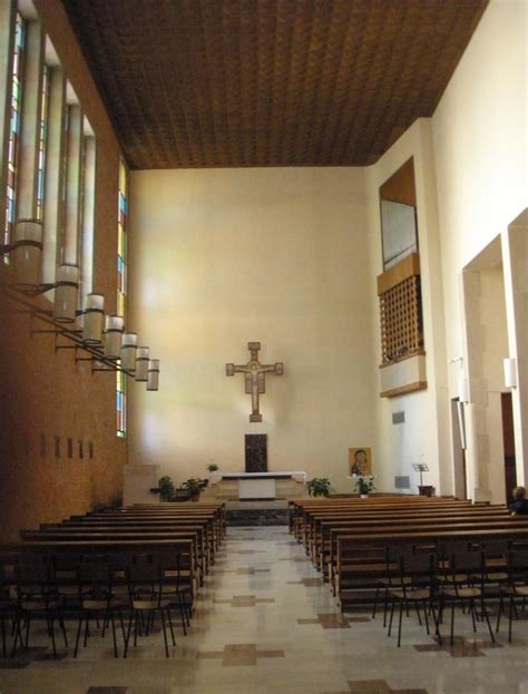 Foto di una moderna chiesa parrocchiale dedicata al Santissimo Crocifisso