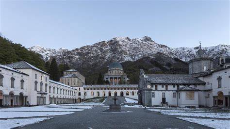 Veduta aerea del Santuario e del Sacro Monte di Oropa, con le Alpi sullo sfondo