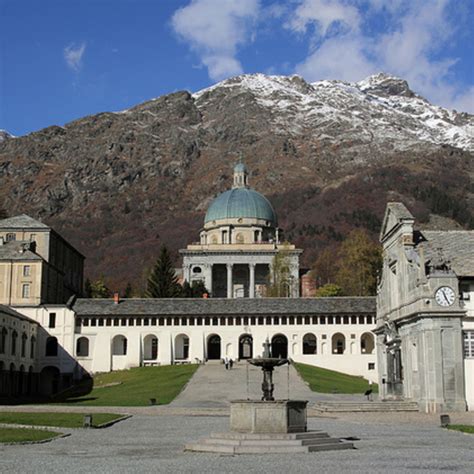 Foto di una delle cappelle del Sacro Monte di Oropa con statue policrome