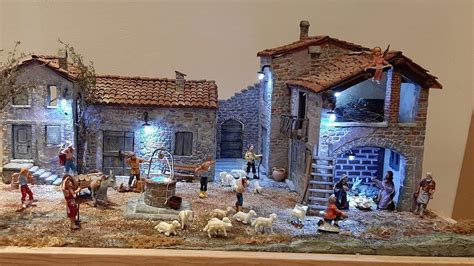 Foto di alta qualità che rappresentano scene o soggetti vari, ad esempio un presepe o una scena natalizia
