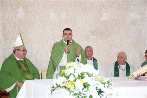 Foto di don Simone Iocca durante l'esercizio del suo ministero pastorale