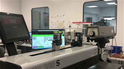 tecnico che esegue misurazioni di sicurezza su un dispositivo elettromedicale in un laboratorio