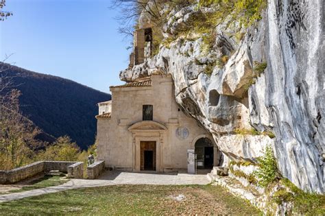 Fotografia dell'Eremo di Santo Spirito incastonato nella roccia della Majella