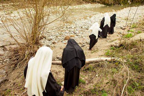 Foto storica dell'Oasi o di una suora calasanziana che accoglie bambini